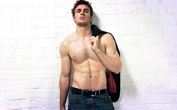 बढ़े हुए लिंग वाला सेक्सी आदमी