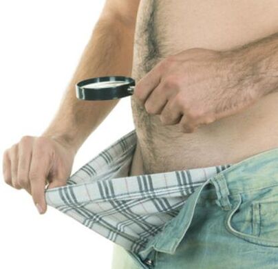 एक आदमी अपने लिंग की जांच करता है और उसे बड़ा करना चाहता है